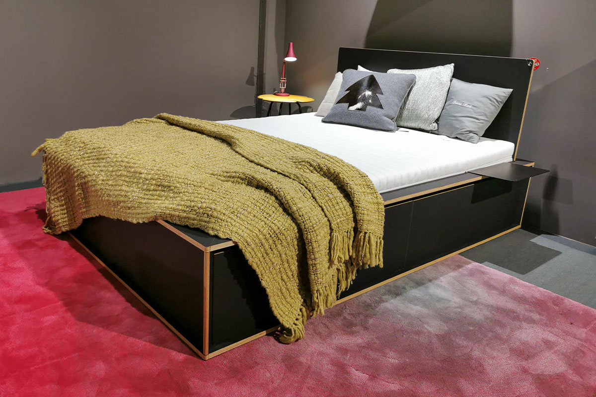 Bett Spaze inkl. Nachttischablage Spaze Add-On Table von Mller Mbelwerksttten im Sale